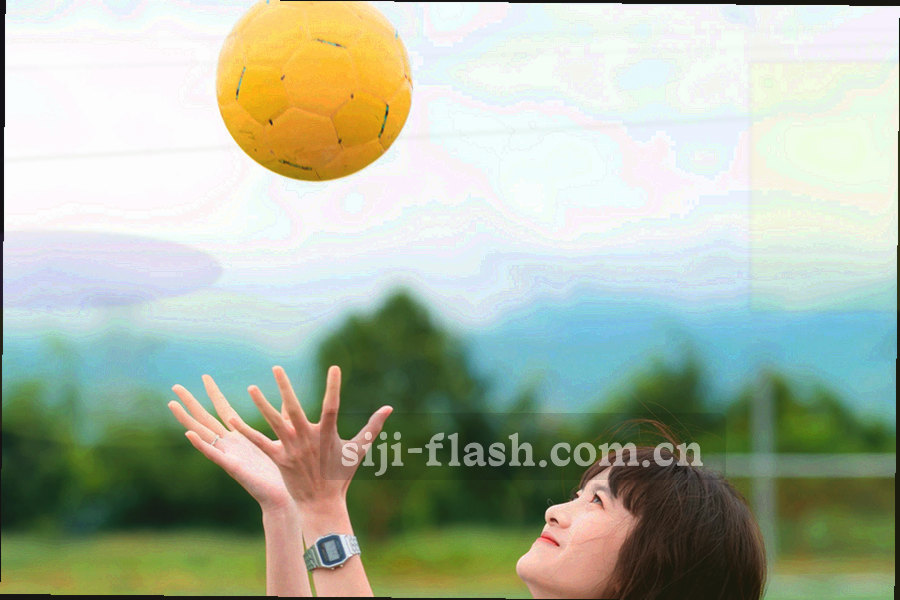 叠放的纸质资料卡与橙绿版本标签特写，卡片边缘有印刷边框纹样